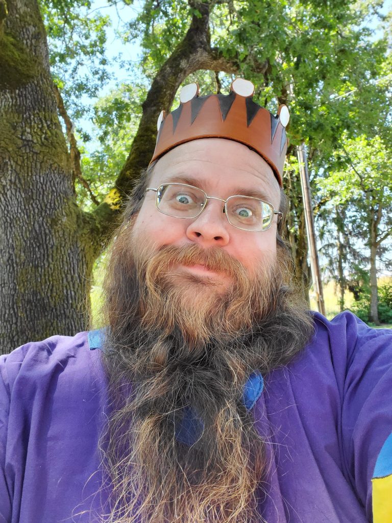 Baelnorn being silly and wearing a crown.